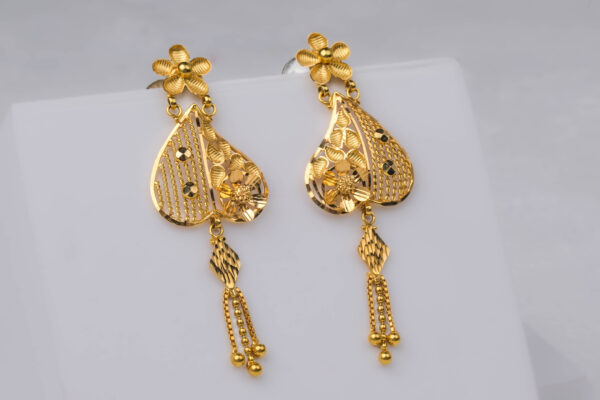 Charming Leafflower Gold Drop Earrings