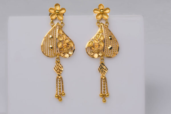 Charming Leafflower Gold Drop Earrings